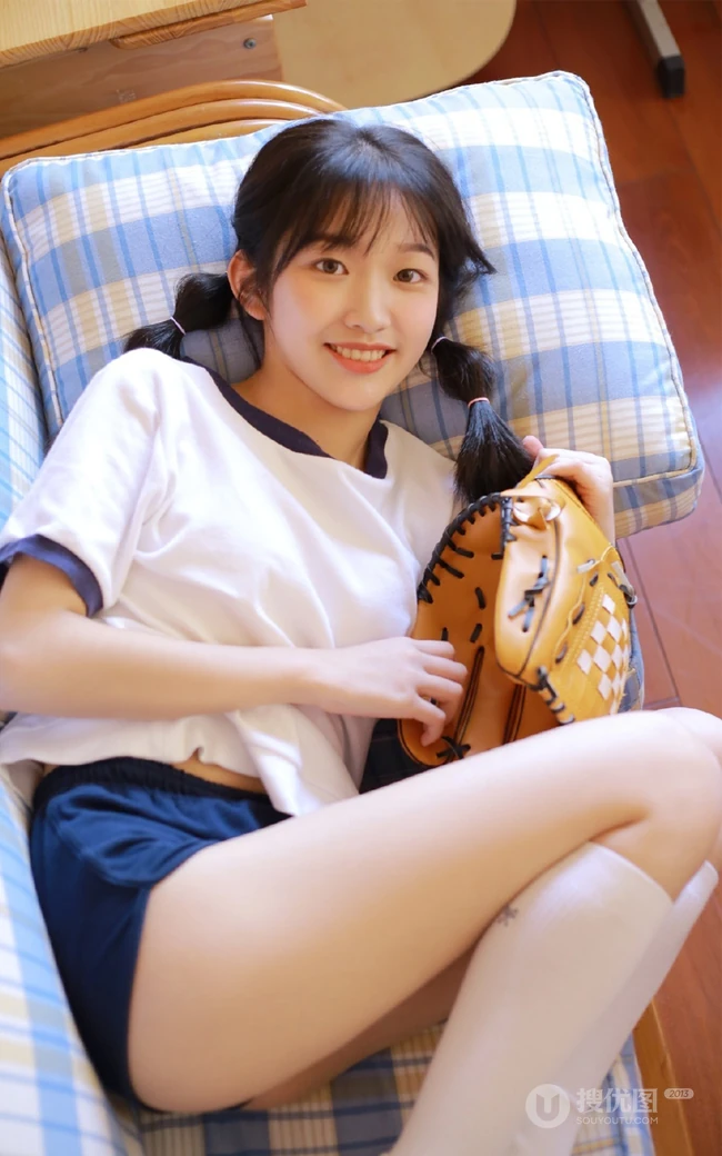 玩打击乐器的双马尾绑发俏皮少女JK制服短裤教室写真图片