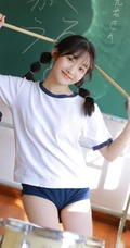 玩打击乐器的双马尾绑发俏皮少女JK制服短裤教室写真图片