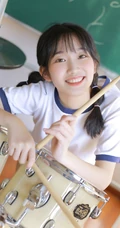 玩打击乐器的双马尾绑发俏皮少女JK制服短裤教室写真图片
