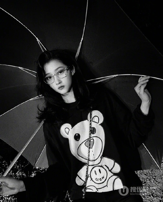 关晓彤夜晚在泥土路中手拿雨伞黑白照片
