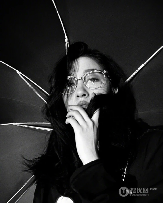 关晓彤夜晚在泥土路中手拿雨伞黑白照片