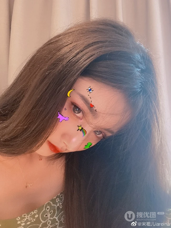 宋祖儿大玩各种手机特效可爱自拍图片