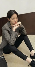 欧阳娜娜灰色西装搭黑裤慵懒写真图片