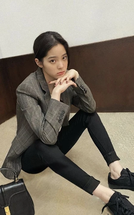 欧阳娜娜灰色西装搭黑裤慵懒写真图片