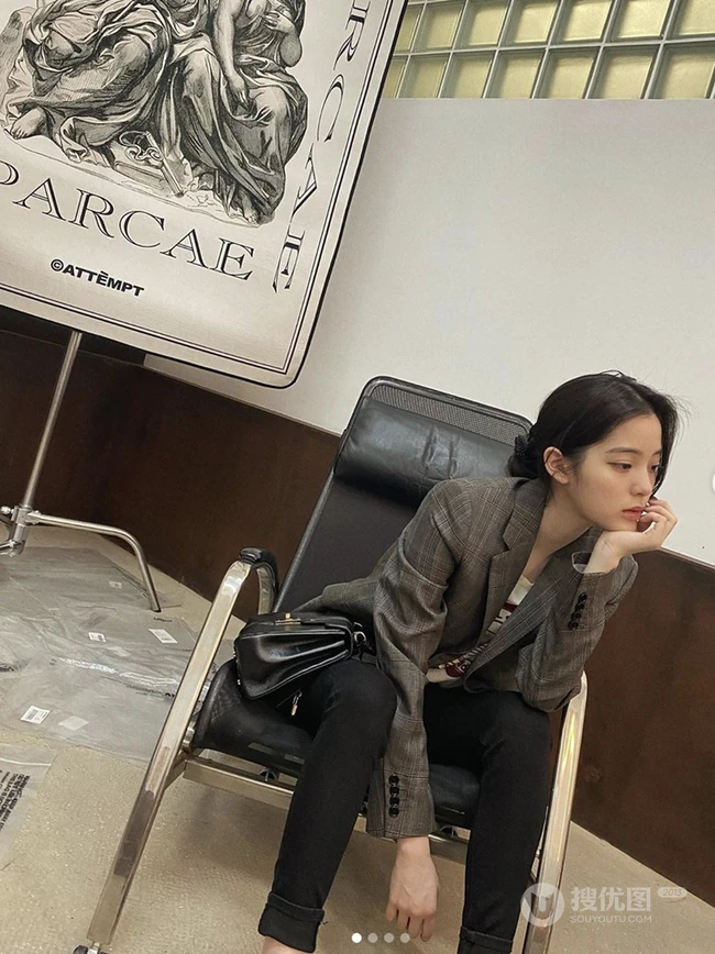 欧阳娜娜灰色西装搭黑裤慵懒写真图片