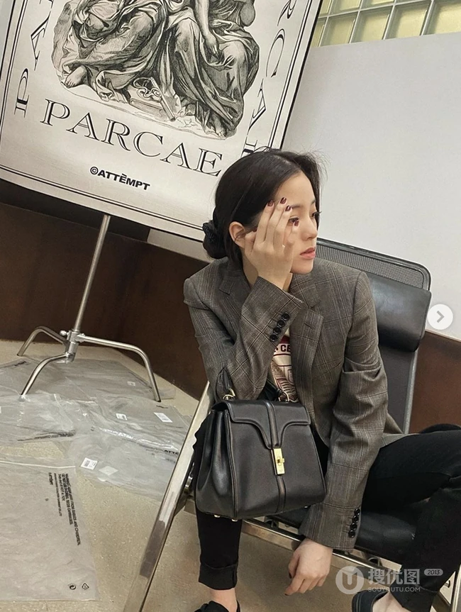 欧阳娜娜灰色西装搭黑裤慵懒写真图片