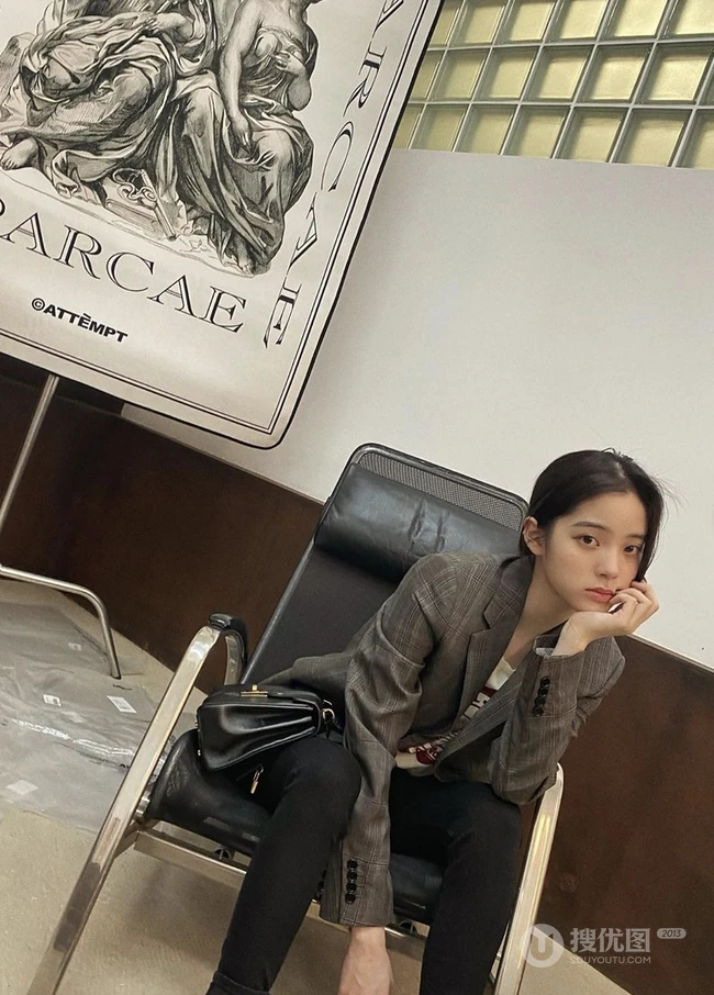 欧阳娜娜灰色西装搭黑裤慵懒写真图片