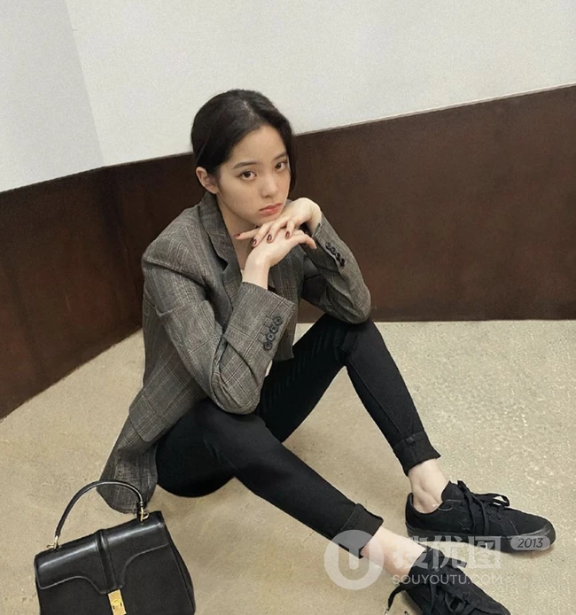 欧阳娜娜灰色西装搭黑裤慵懒写真图片