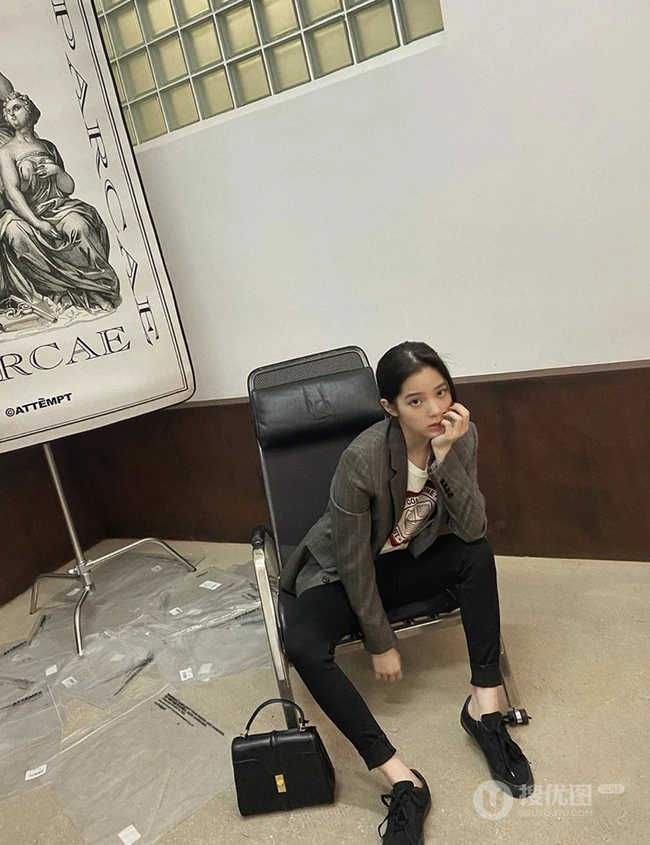 欧阳娜娜灰色西装搭黑裤慵懒写真图片