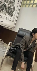 欧阳娜娜灰色西装搭黑裤慵懒写真图片