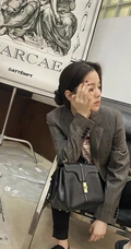 欧阳娜娜灰色西装搭黑裤慵懒写真图片