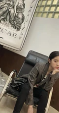 欧阳娜娜灰色西装搭黑裤慵懒写真图片