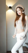 气质纤细线条苗条女生梦小楠紧身衣白裤楼梯间可爱柔美写真图片