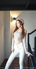 气质纤细线条苗条女生梦小楠紧身衣白裤楼梯间可爱柔美写真图片