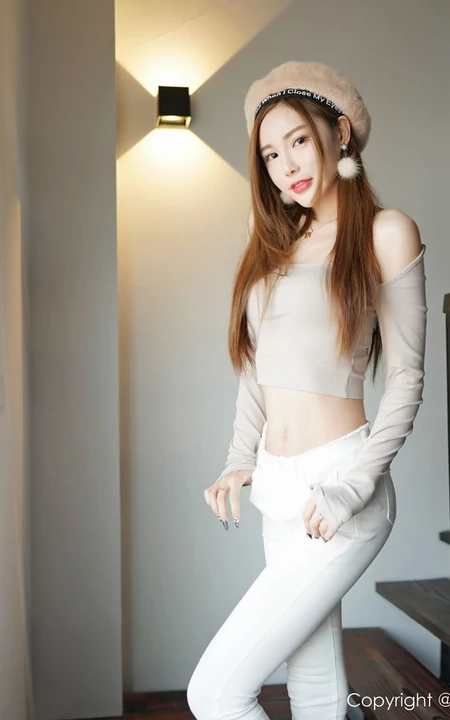 气质纤细线条苗条女生梦小楠紧身衣白裤楼梯间可爱柔美写真图片