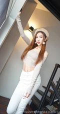 气质纤细线条苗条女生梦小楠紧身衣白裤楼梯间可爱柔美写真图片