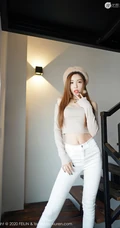 气质纤细线条苗条女生梦小楠紧身衣白裤楼梯间可爱柔美写真图片