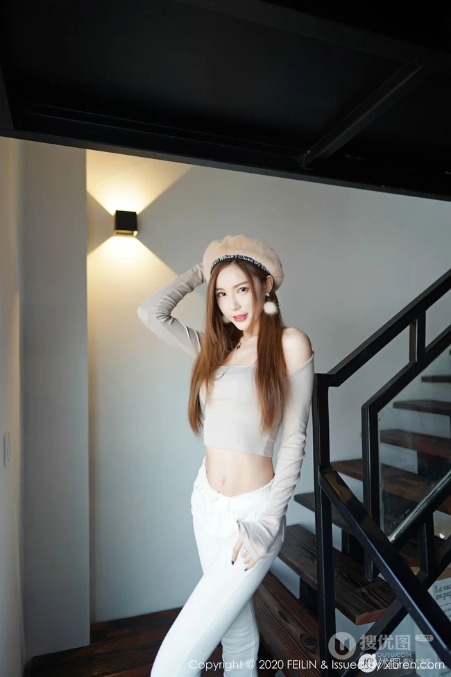 气质纤细线条苗条女生梦小楠紧身衣白裤楼梯间可爱柔美写真图片
