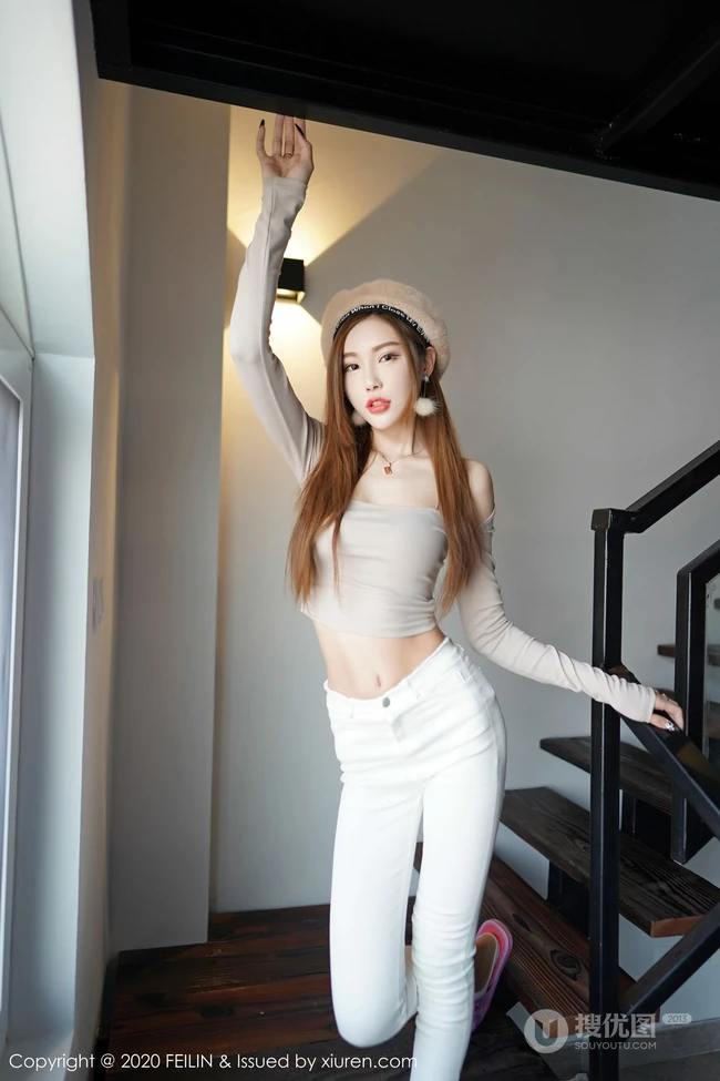 气质纤细线条苗条女生梦小楠紧身衣白裤楼梯间可爱柔美写真图片