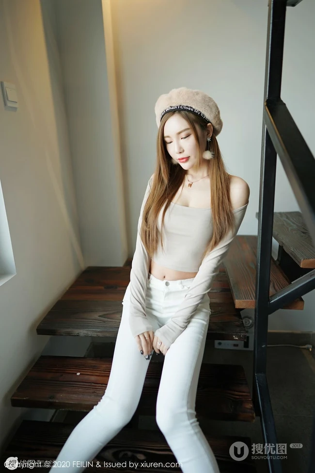 气质纤细线条苗条女生梦小楠紧身衣白裤楼梯间可爱柔美写真图片