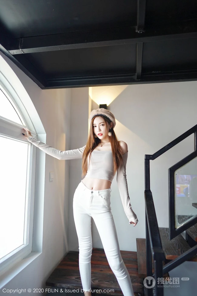 气质纤细线条苗条女生梦小楠紧身衣白裤楼梯间可爱柔美写真图片