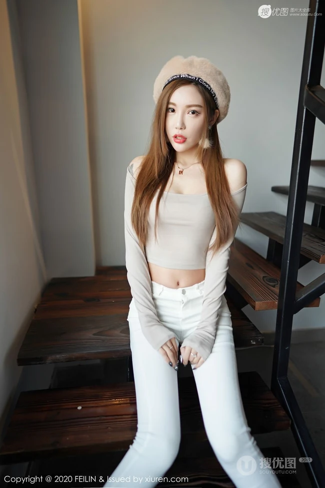 气质纤细线条苗条女生梦小楠紧身衣白裤楼梯间可爱柔美写真图片