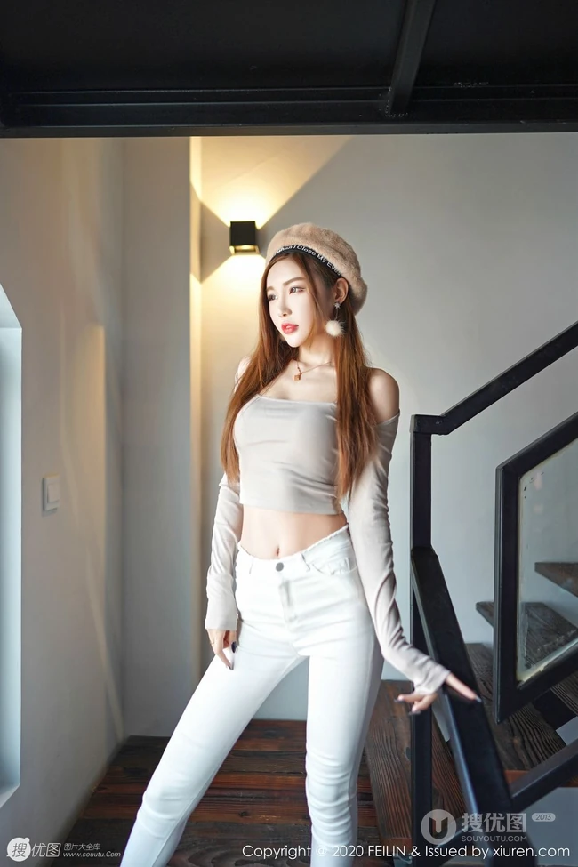 气质纤细线条苗条女生梦小楠紧身衣白裤楼梯间可爱柔美写真图片