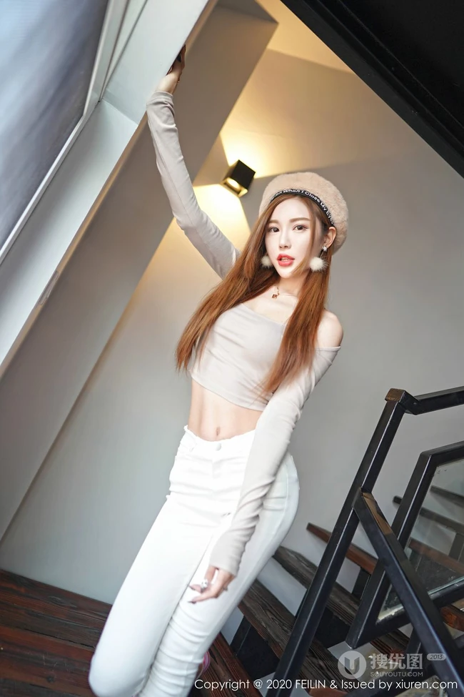 气质纤细线条苗条女生梦小楠紧身衣白裤楼梯间可爱柔美写真图片