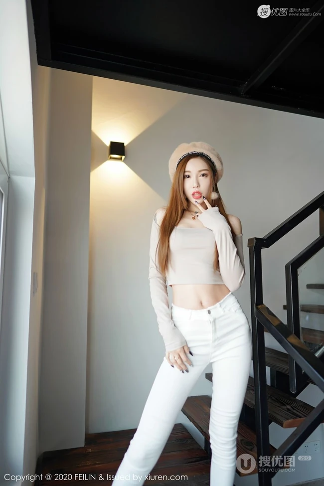气质纤细线条苗条女生梦小楠紧身衣白裤楼梯间可爱柔美写真图片