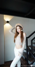 气质纤细线条苗条女生梦小楠紧身衣白裤楼梯间可爱柔美写真图片