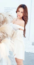 身材真的好匀称，气质时尚女生周井空紧身白色包臀裙藤椅写真图片