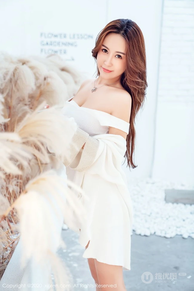 身材真的好匀称，气质时尚女生周井空紧身白色包臀裙藤椅写真图片