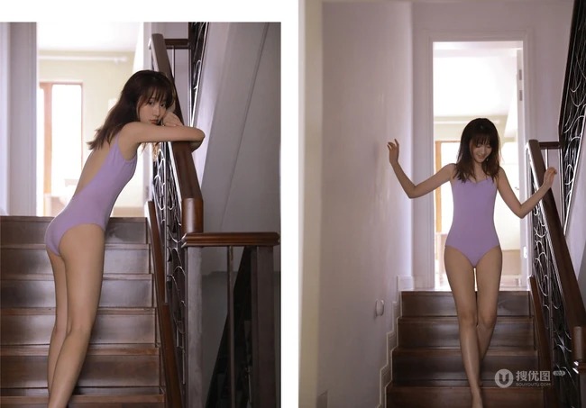 漂亮浅粉女生小女生脱裤子穿泳装浴室可爱俏皮玩水写真