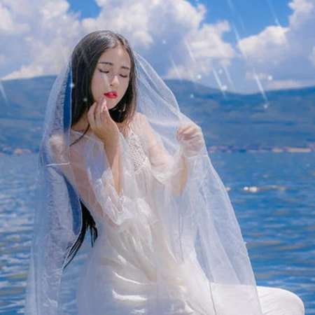 女生穿婚纱自拍，女生居家随意自拍等微信头像