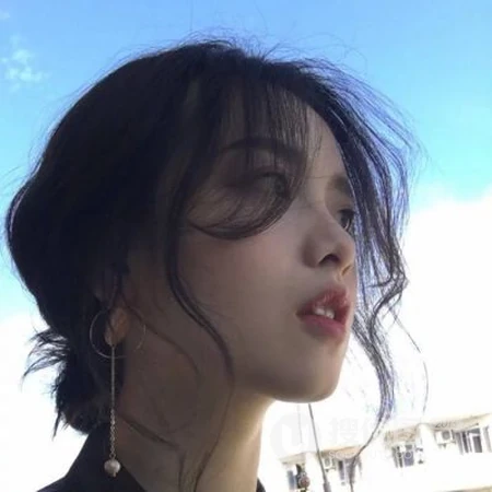 女生穿婚纱自拍，女生居家随意自拍等微信头像