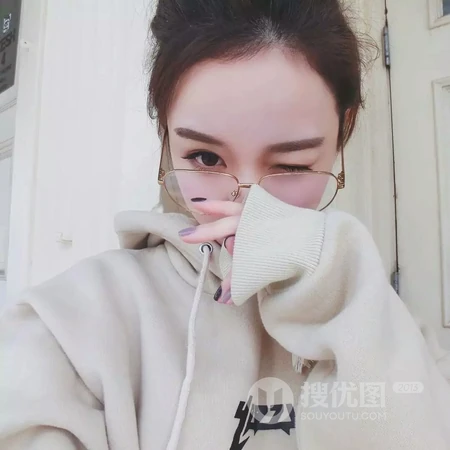 女生穿婚纱自拍，女生居家随意自拍等微信头像