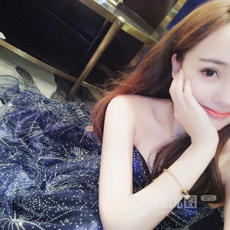 女生穿婚纱自拍，女生居家随意自拍等微信头像