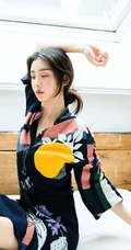 赵小棠慵懒风印花睡裙写真图片