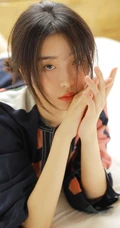 赵小棠慵懒风印花睡裙写真图片