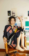 赵小棠慵懒风印花睡裙写真图片