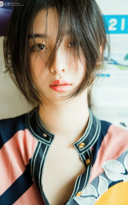 赵小棠慵懒风印花睡裙写真图片