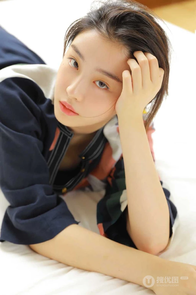 赵小棠慵懒风印花睡裙写真图片