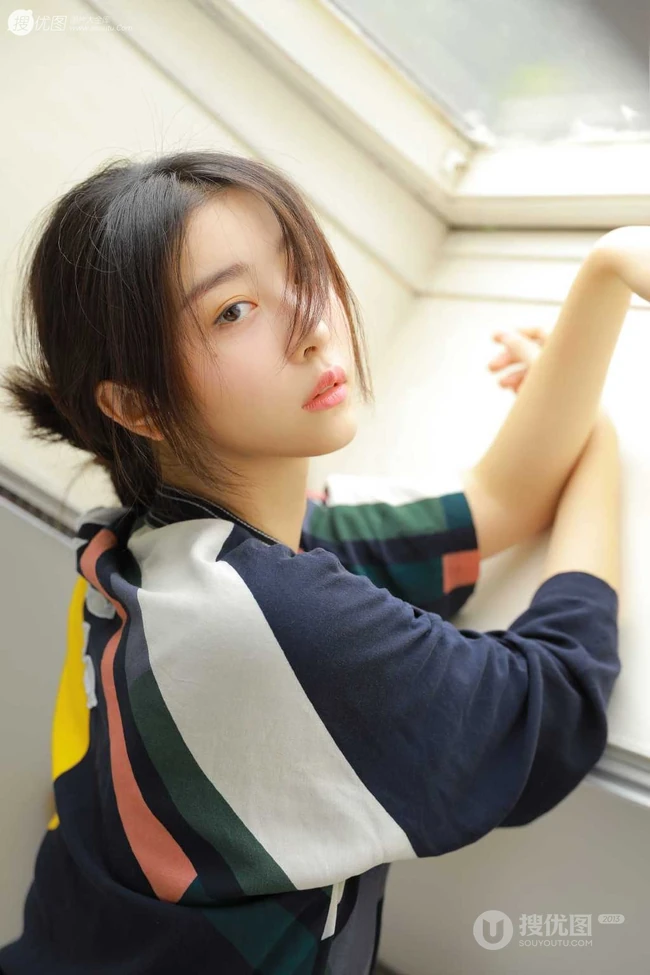 赵小棠慵懒风印花睡裙写真图片