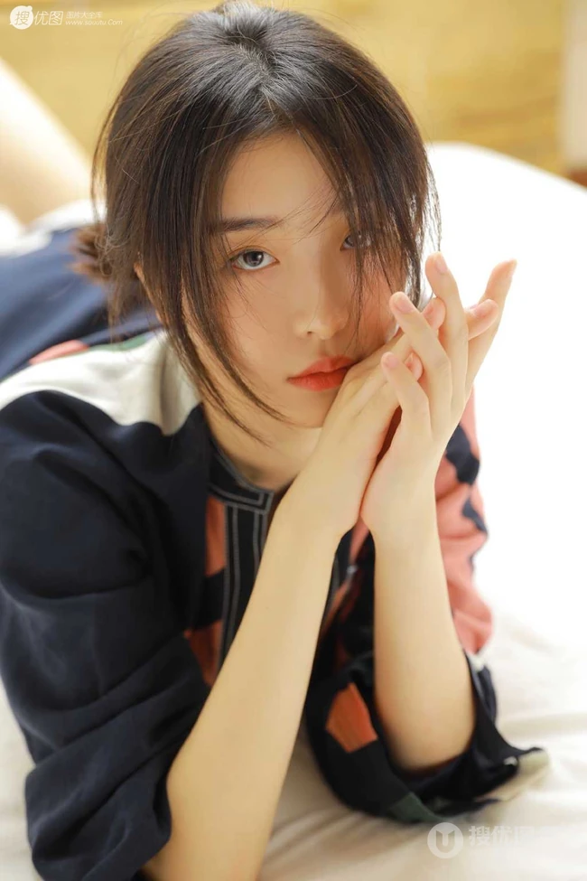 赵小棠慵懒风印花睡裙写真图片