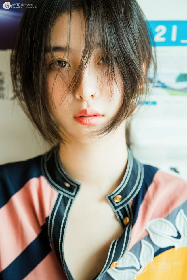 赵小棠慵懒风印花睡裙写真图片