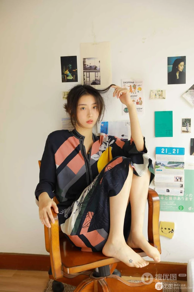 赵小棠慵懒风印花睡裙写真图片