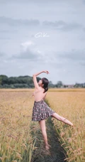 成熟稻田里的造型身小碎花裙女生佳人唯美艺术摄影图片