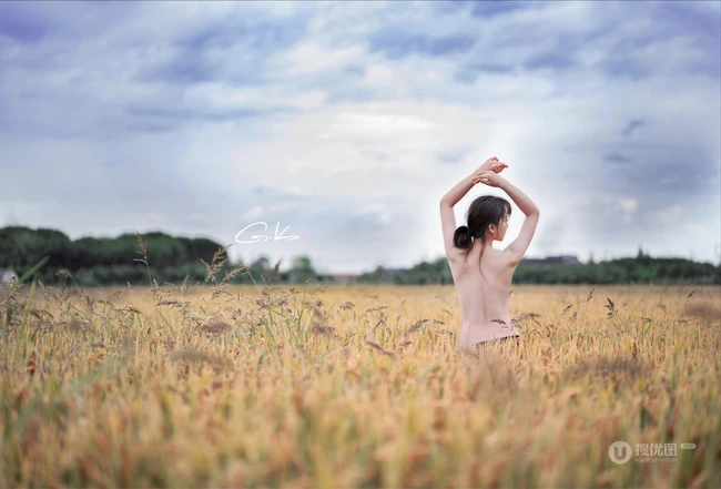 成熟稻田里的造型身小碎花裙女生佳人唯美艺术摄影图片