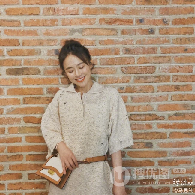 马思纯平台晒美照，丸子头搭连衣白裙，笑容甜美