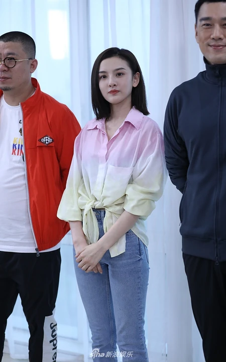 宋祖儿出席电视剧《盛装》媒体探班，身穿渐变衬衫少女感十足
